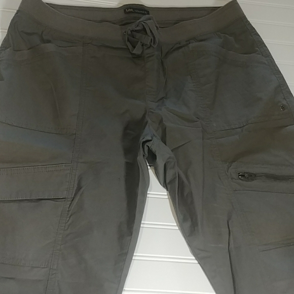 Lee Relaxed Fit Olive Cargo Capri Pants - Picture 3 of 8